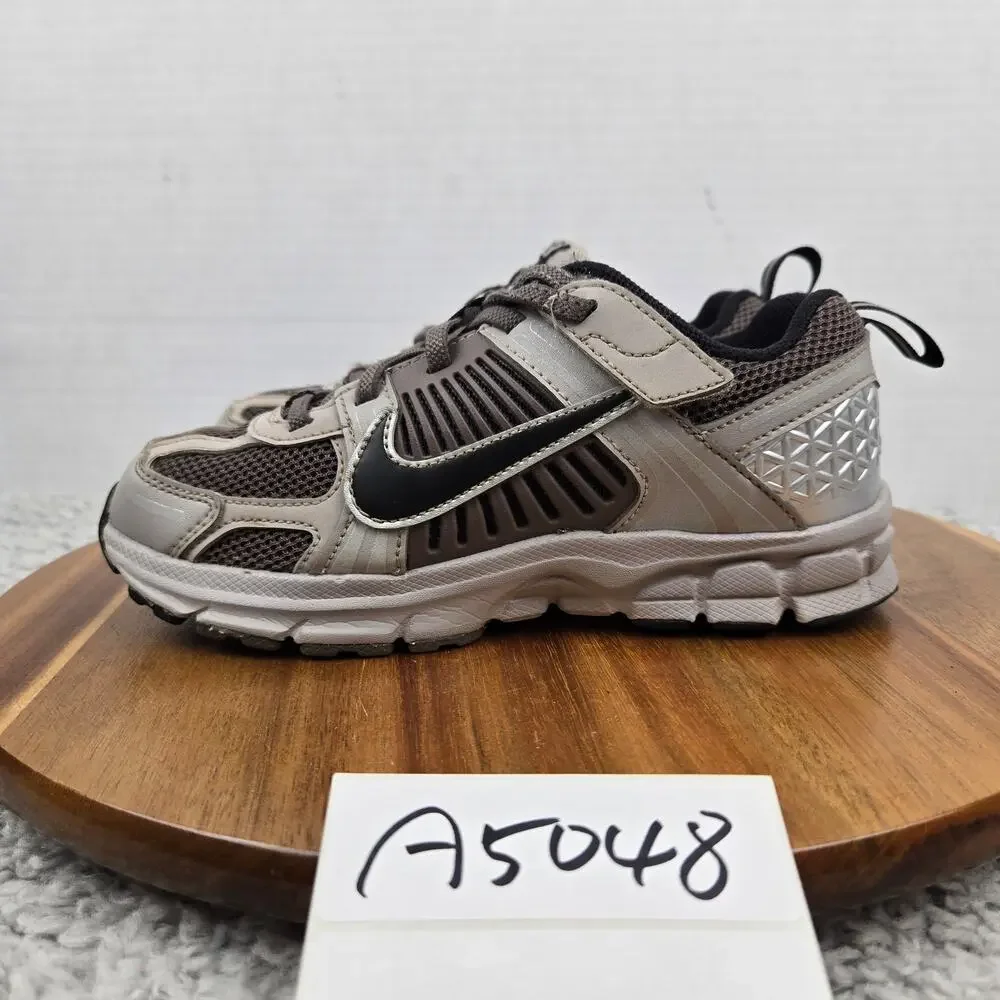 Nike Kids 2y Vomero 5 PS College Grey Black Cave Stone Daily Athletic Sneaker